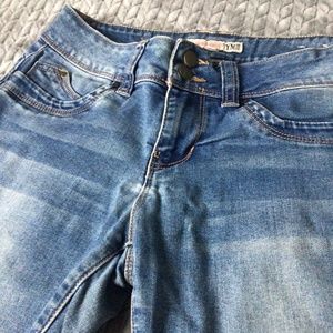 Above ankle cropped jeans